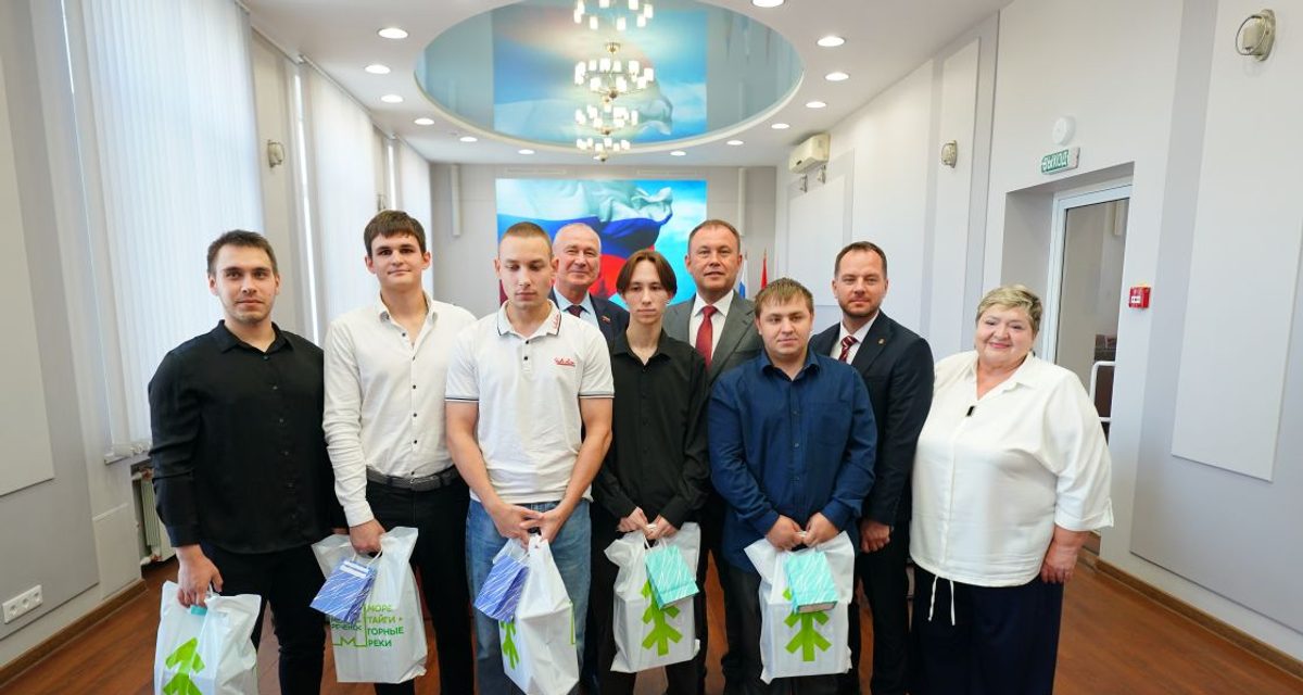 Пять детей-сирот получили от губернатора ключи от квартир в Междуреченске