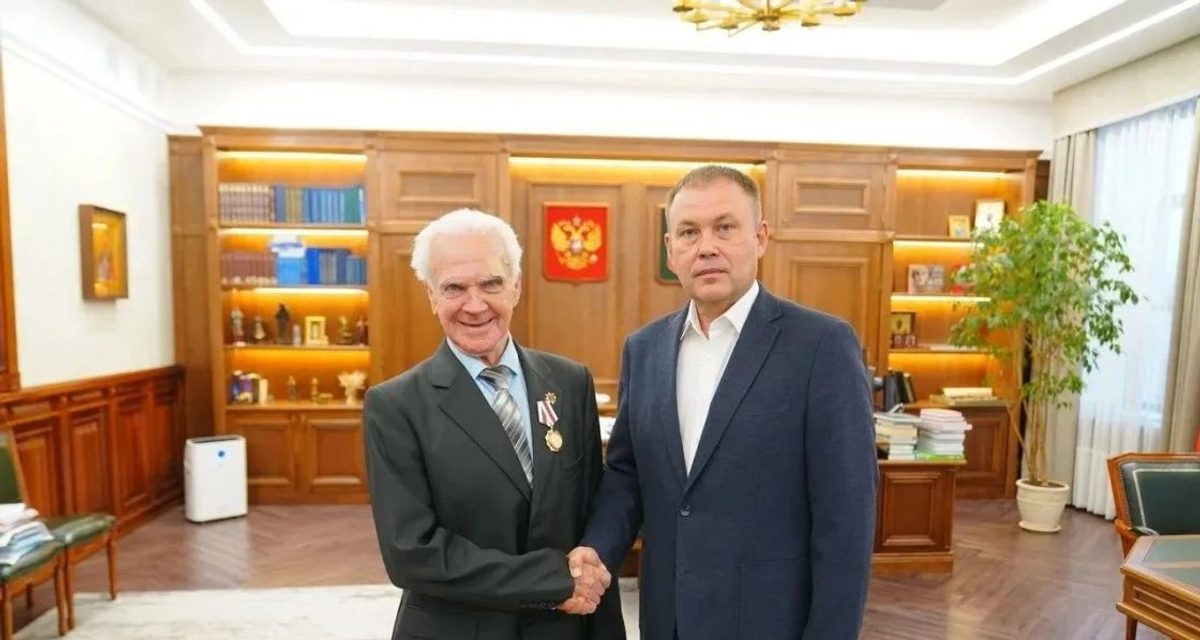 Виталию Раздаеву исполнилось 80 лет — губернатор вручил ему медаль за вклад в развитие Кузбасса
