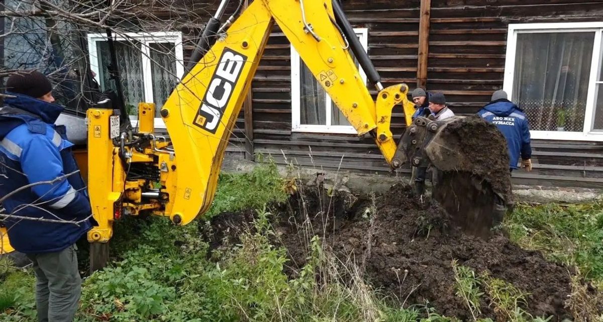 Жители Анжеро-Судженска несколько месяцев ждали ремонта труб — после жалобы туда отправили аварийный отряд