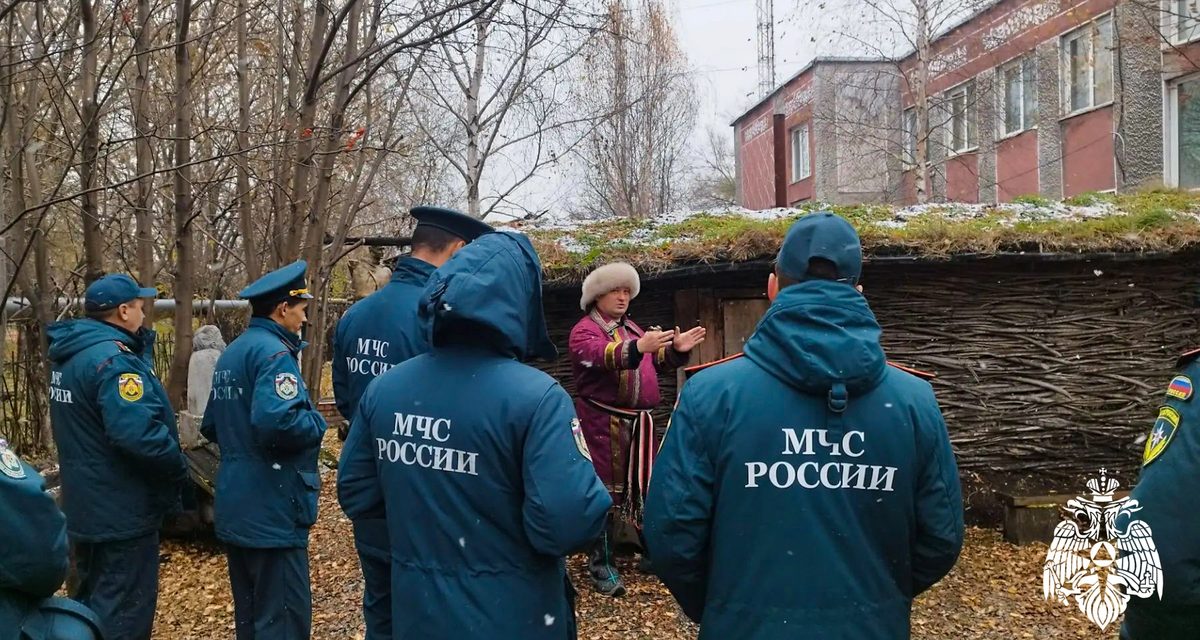 Многие кузбасские спасатели впервые стреляли из лука в музее «Чолкой»