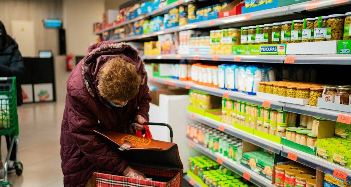 Ранее судимая женщина с пакетом шесть раз выносила продукты из магазинов Ленинска-Кузнецкого